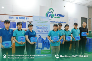 Chương trình "Quà nhỏ – Tình to": Á Châu Catering trao tặng 300 áo mưa đến người lao động