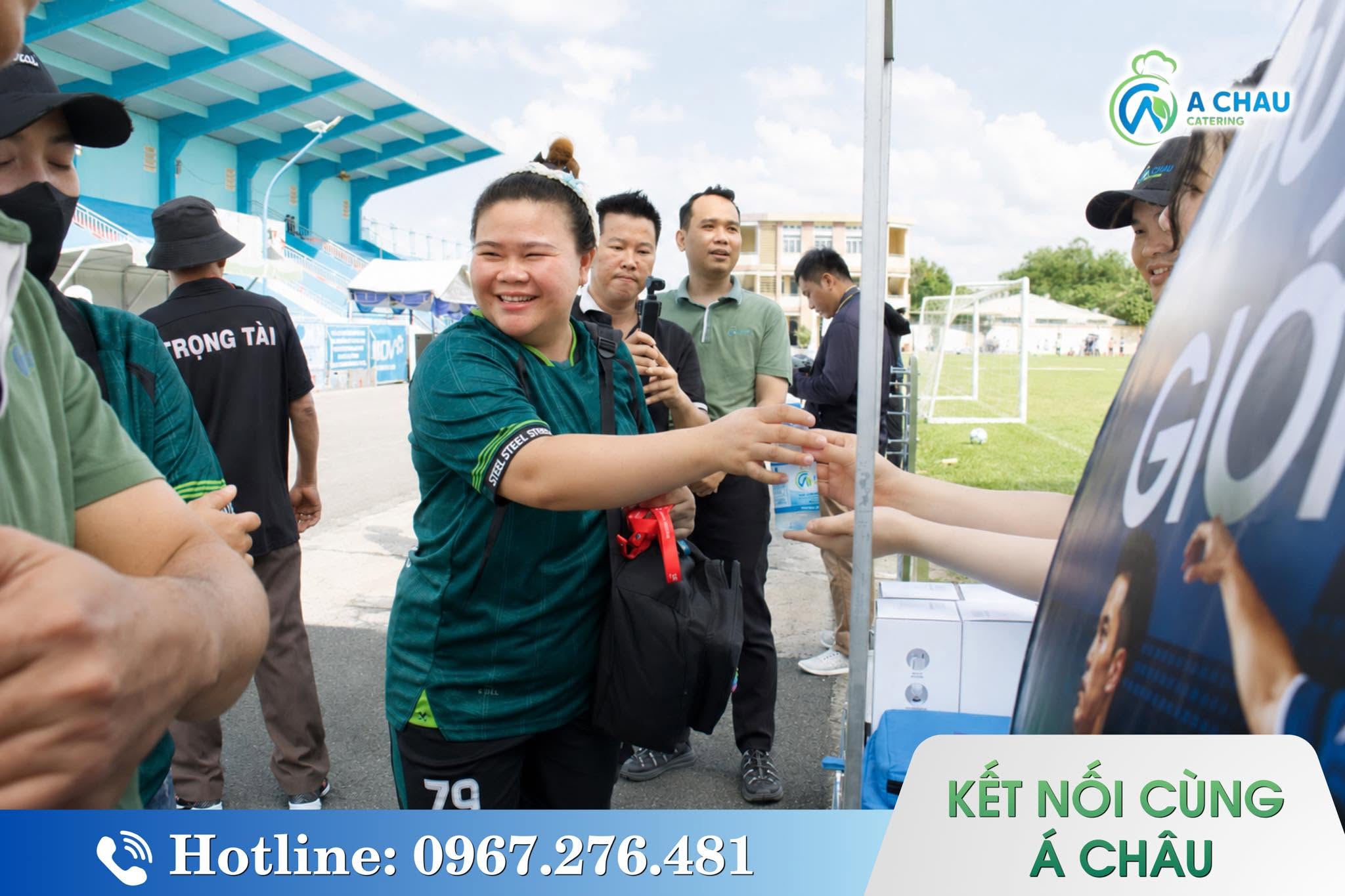 Á Châu Catering trao nước uống tiếp sức cho vận động viên tại TTI Sports Day 2026